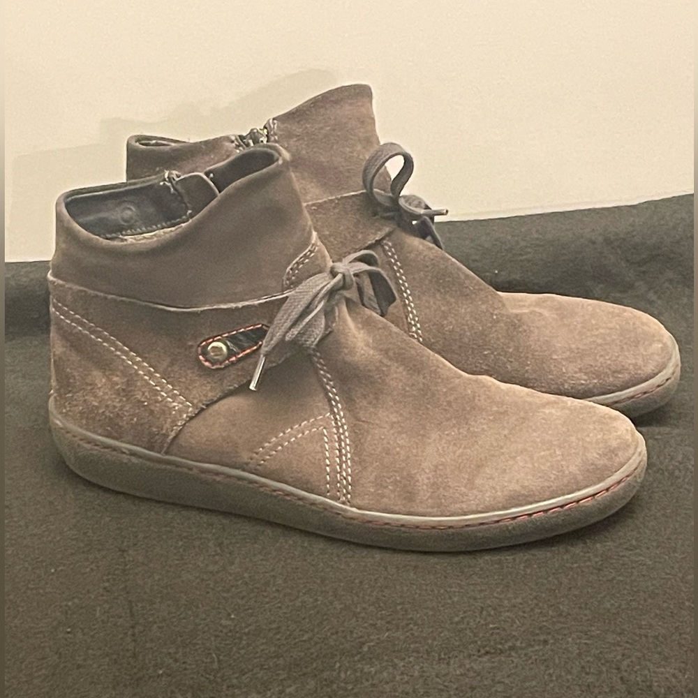 Wolky 8135 Olive Green Suede Ankle Boots, Side Zip, Size EU 40, US